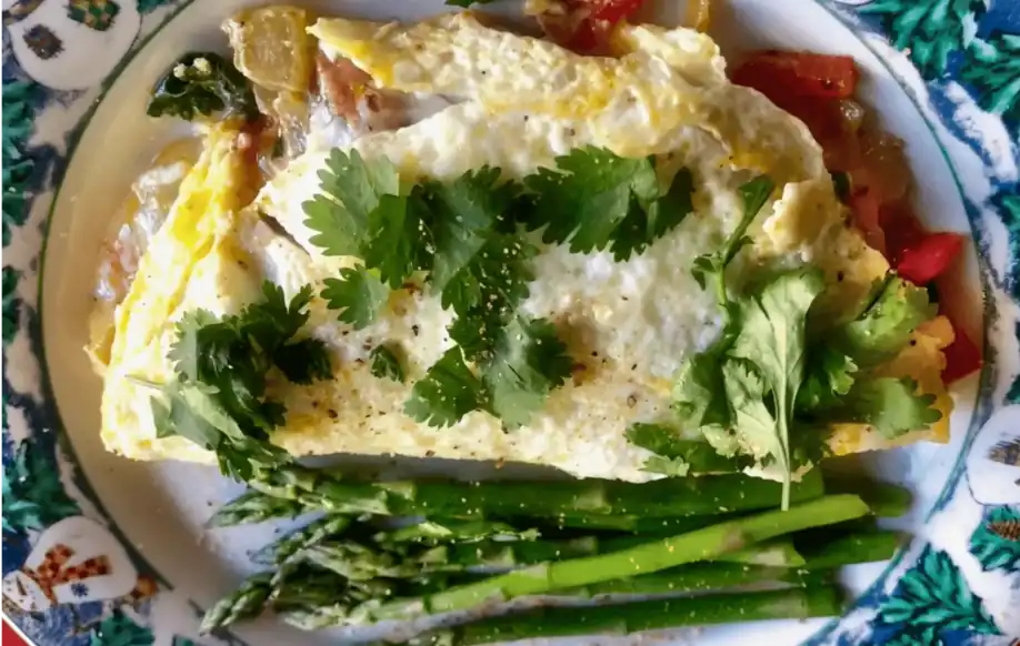 Scramble di albume con funghi, asparagi e coriandolo – una colazione vegetariana nutriente, a basso contenuto calorico e ad alto contenuto proteico.